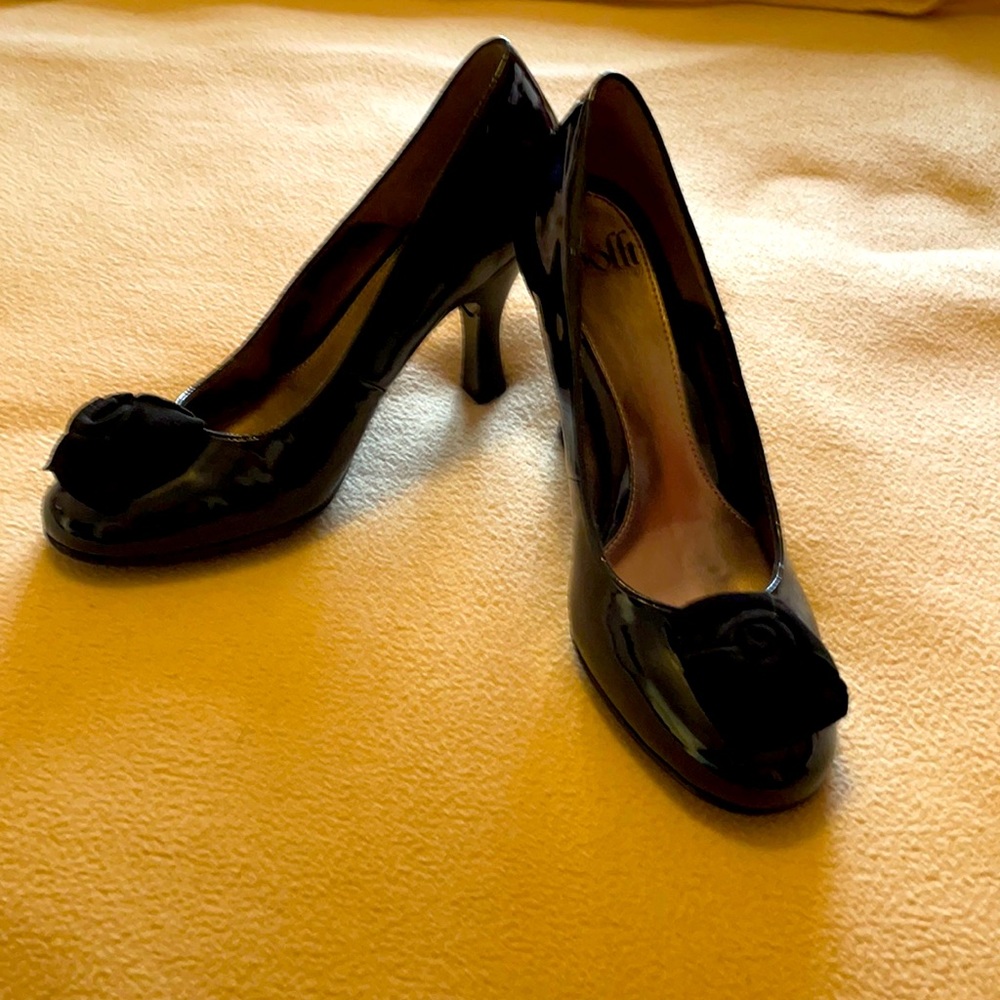 Black patent leather Comfort pumps with suede flower detail 3 inch heal